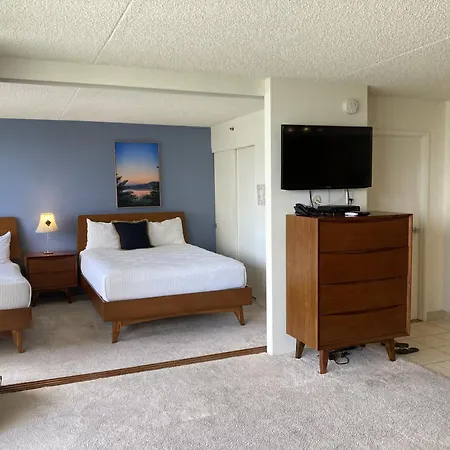 7Th Floor Pool View Condo - One Block From World Famous Waikiki Beach Apts